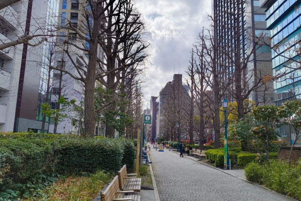 人形町方面に向かう浜町公園の遊歩道