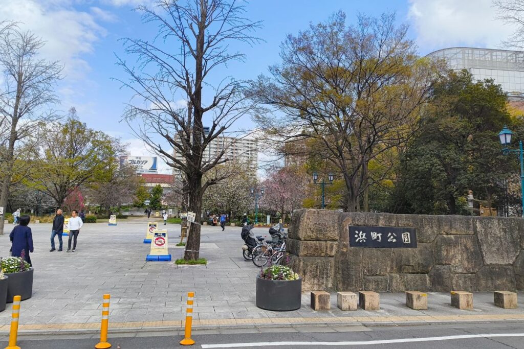 浜町公園の入口と広場の様子