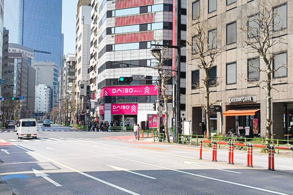 人形町交差点の写真　交差点そばにダイソーとエクセルシオールがある