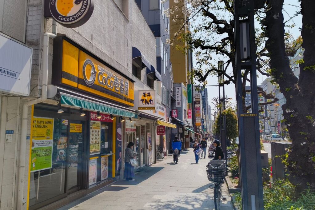 人形町駅周辺の飲食店が並ぶ通りの写真