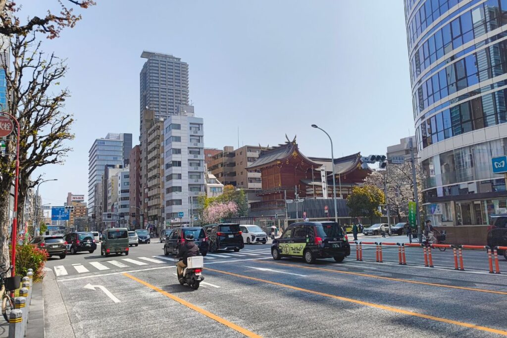 水天宮前交差点の写真　幹線道路であり交通量が多い
