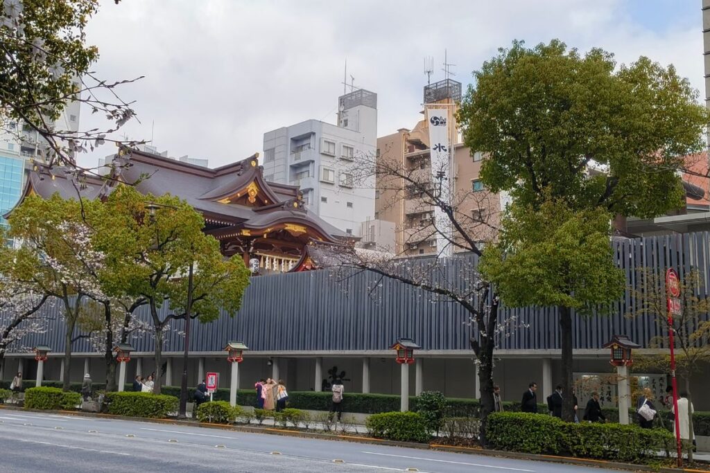 水天宮通りから撮影した水天宮の外観写真