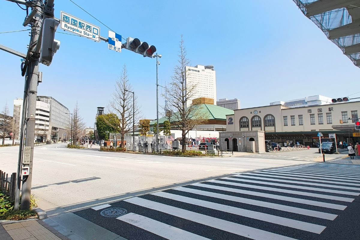両国駅西口から撮った駅北側の写真 国技館が写っている