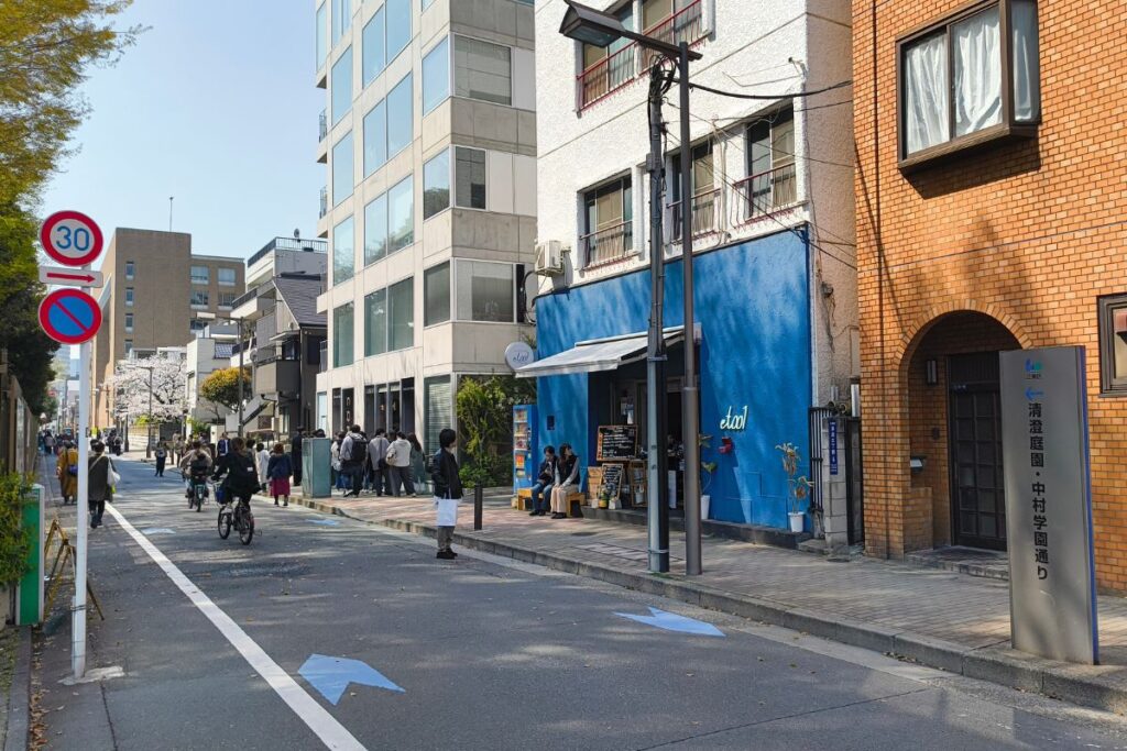 清澄白河駅周辺のカフェに並ぶ人たちの写真