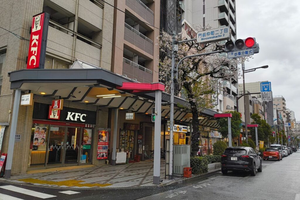 門前仲町駅周辺の永代通りの歩道の写真