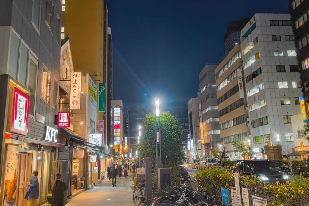 人形町駅周辺の飲食店が並ぶ通りの写真