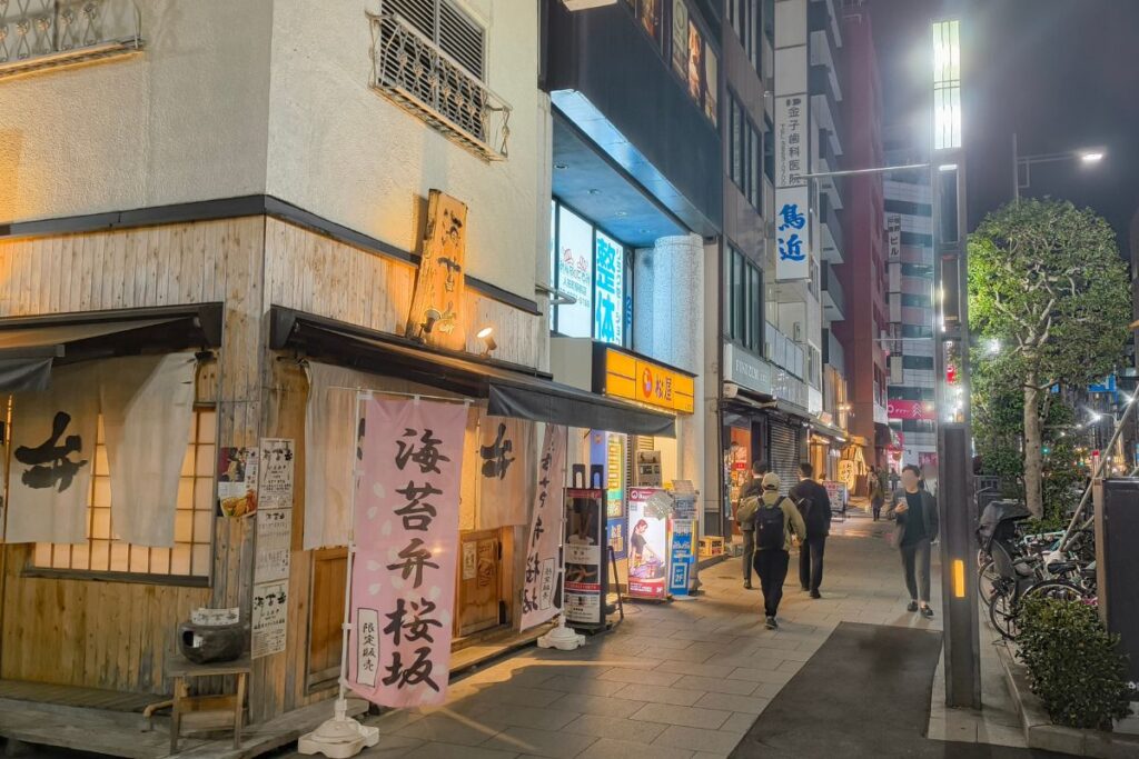 夜の人形町の写真 駅近辺の人出があるエリア